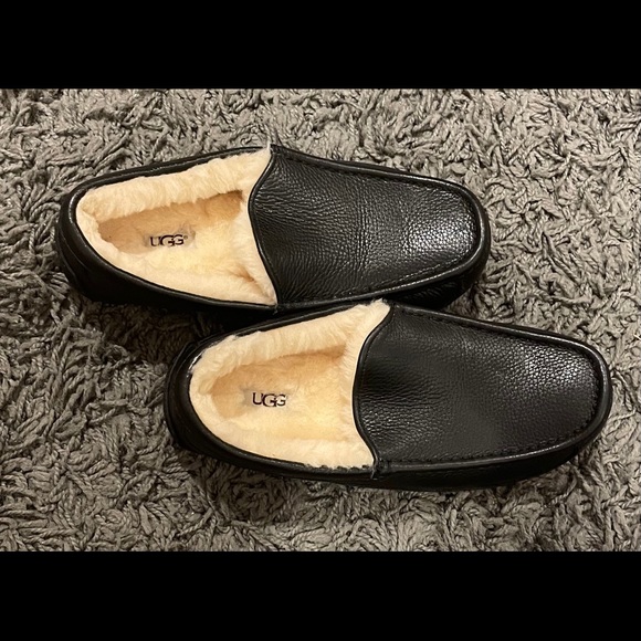 NEW UGG Black Leather Men’s Ascot Leather Slipper